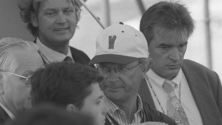 Der schwedische König Carl Gustav besuchte mit seinem Sohn Carl Philip (vorne) am 5. Juli 1998 das Norisring-Rennen, beschützt von Peter Althof (hinten) und Thomas Schwarm (rechts).