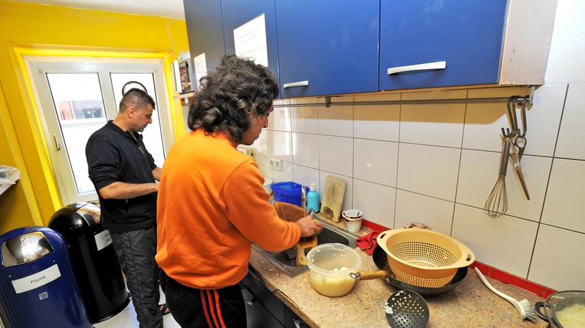 Die Küche ist auch sehr klein. Kochen können die Bewohner hier nur im Schichtbetrieb.