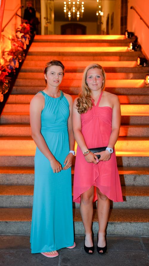 Am Montag jedoch schlüpften die Spielerinnen, wie beispielsweise Katharina Gerlach und Lena Rüffer (von links), in Abendkleider und nahmen an der Players Night im Nürnberger Rathaus teil.