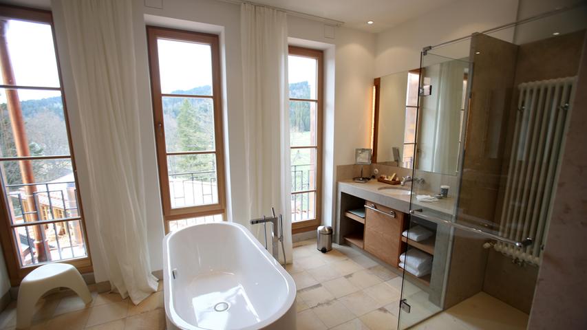 Eine freistehende Badewanne ist da schon das Mindestmaß an Luxus. Insgesamt 13 Suiten ...