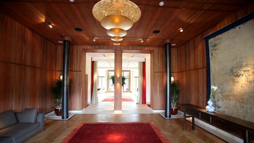 Der Eingang zur Lobby ist in klassischem braun gehalten. "Ohne Protz, ohne Schnickschnack", wie der Schlossherr Dietmar Müller-Elmau erst kürzlich erklärte.