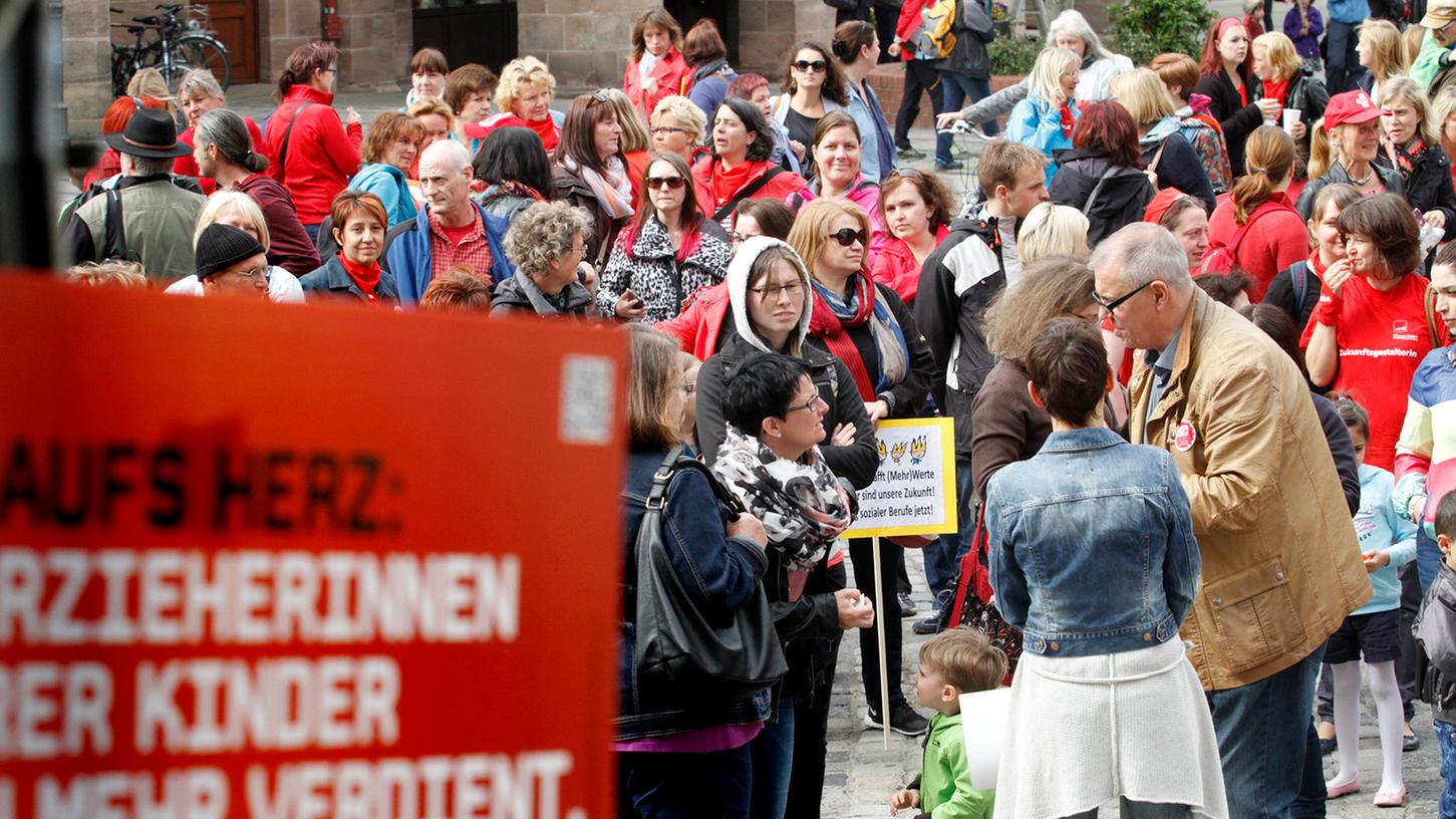 Dutzende Erzieherinnen und Erzieher trafen sich am Nürnberger Jakobsplatz zu einer zentralen Kundgebung.