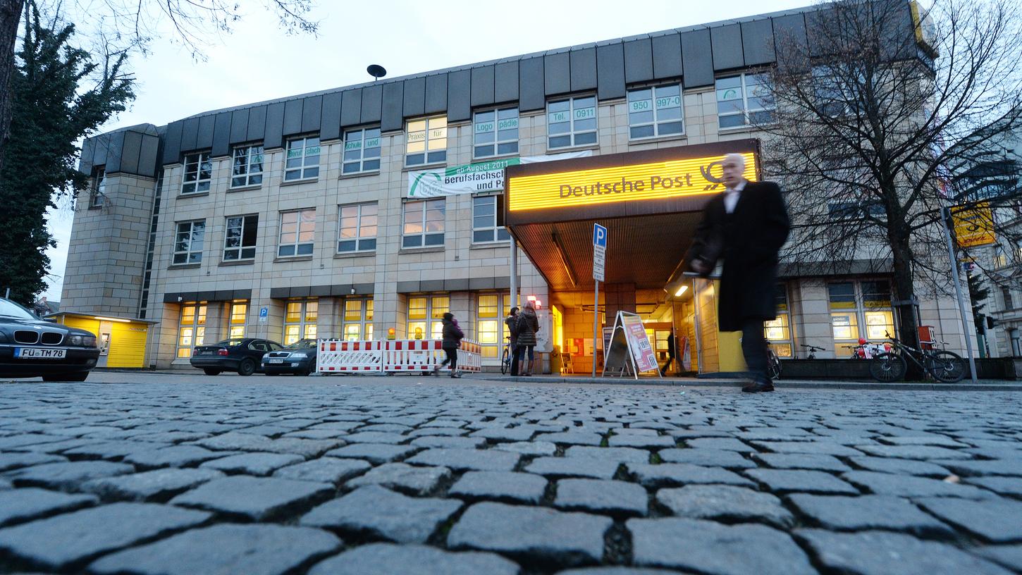 Seit Jahrzehnten ist im Komplex am Bahnhofplatz die Hauptpost daheim. Jetzt könnte er vor dem Verkauf stehen, neue Optionen wären möglich. 
 
  