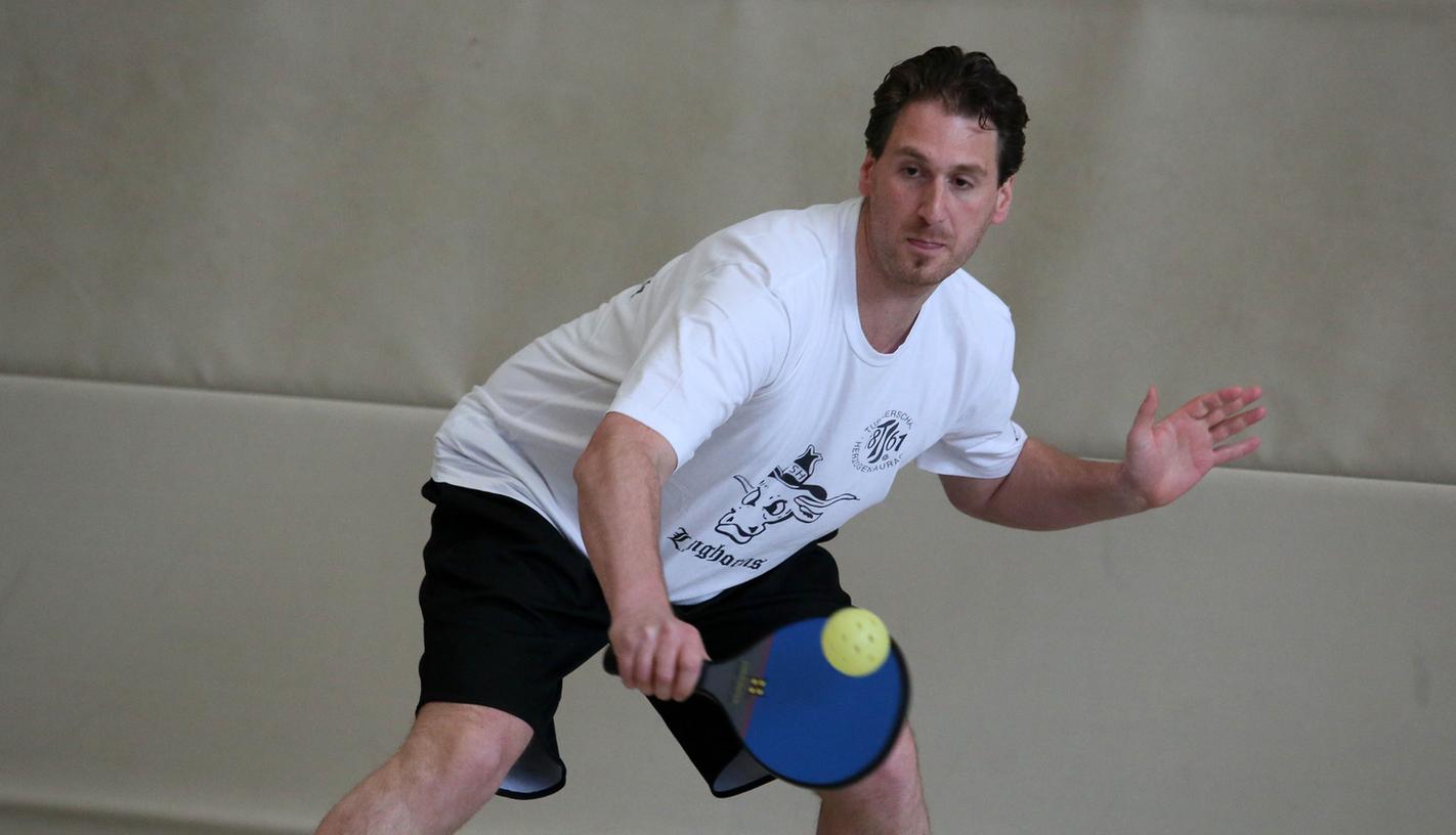 Mike Hess, ein ehemaliger Longhorns Basketballer stellte in Herzogenaurach in der Gymnasium-Turnhalle die Sportart Pickleball vor.