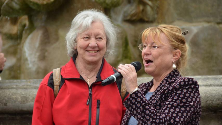 Die Stadträtinnen Sabine Weigand (Grüne, rechts) und Gerda Braun (SPD) solidarisierten sich mit den Erzieherinnen.