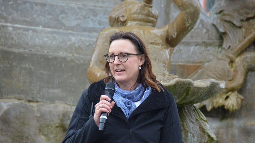 "Die Eltern stehen hinter Ihnen", rief Jutta Göbert vom Elternbeirat des Altstadtkindergartens den Streikenden zu.