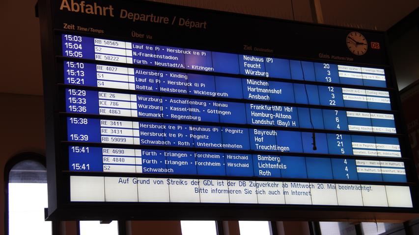 Eine Reisegruppe aus Roßtal hatte hingegen Glück: Sie wollte mit dem Zug nach Frankfurt, von dort ging es dann mit dem Flugzeug weiter nach Kanada. "Wir fahren jetzt eine halbe Stunde später los als ursprünglich geplant, das ist in Ordnung", sagte einer.