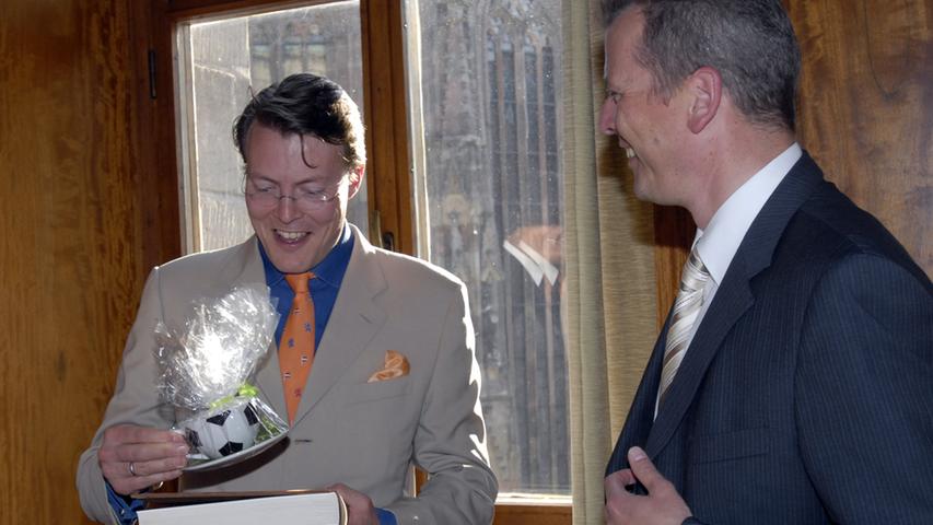 Zur Fußball-WM 2006 kam Hochadel mit natürlich orangener Krawatte nach Nürnberg: Ehe er dem niederländischen Team im Stadion die Daumen drückte, trug sich Prinz Constantijn von Oranien-Nassau ins Goldene Buch der Stadt ein. Der Prinz ist der dritte und jüngste Sohn von Königin Beatrix.
