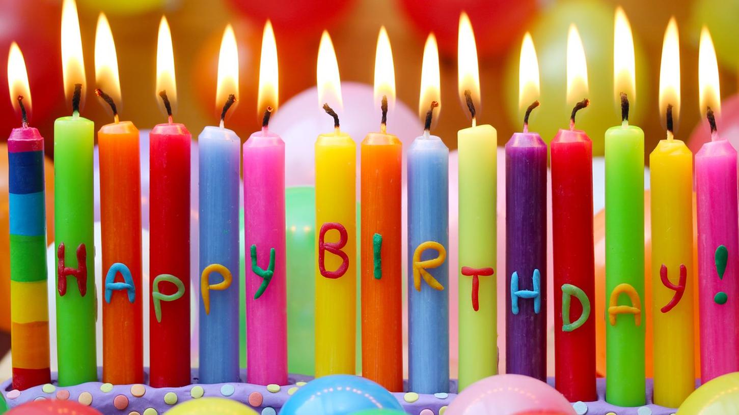 Kuchen, Sekt und Kerzen - das ist beim Geburtstag feiern seit Montag auch im größeren Kreis wieder möglich.