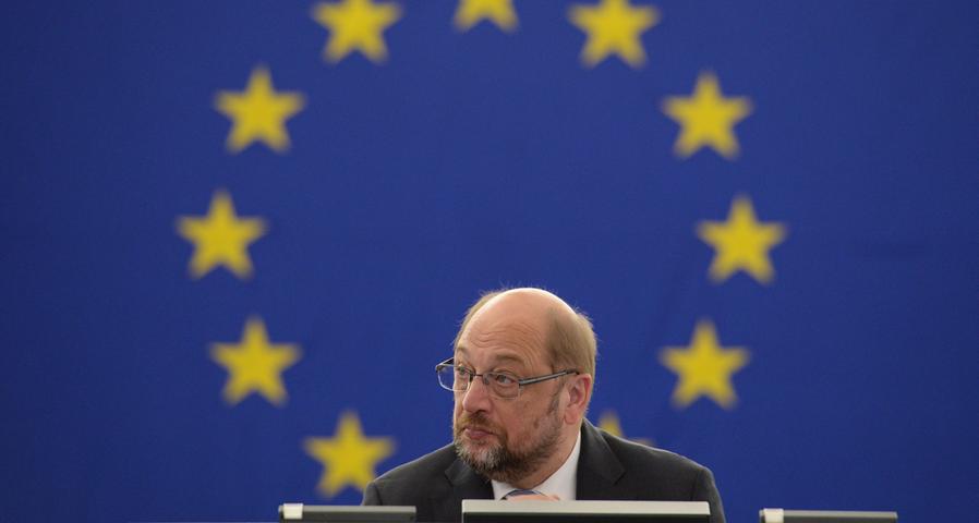 1994 wechselte Schulz ins Europaparlament, blieb seinem Amt als Bürgermeister aber noch weitere vier Jahre treu. Nützlich für die neue politische Aufgabe in Brüssel dürfte bis heute sein Talent für Sprachen sein. Schulz spricht Englisch, Französisch, Spanisch, Italienisch und Niederländisch - und das mutmaßlich fließend. Auch als möglicher Bundeskanzler in einem Land im geographischen Herzen der Europäischen Union sicherlich kein Nachteil. Die weitere Karriere im Schnelldurchlauf: Von 2000 bis 2004 Vorsitzender der deutschen SPD-Landesgruppe, nach der Europawahl 2004 bis 2012 schließlich Fraktionschef der europäischen Sozialdemokraten. Bei der Europawahl 2014 war Schulz ihr Spitzenkandidat. Die Wähler verwiesen die Sozialdemokraten auf Platz 2. Das tat seiner politischen Karriere keinen Abbruch: Nach 2012 wählte ihn das Europäische Parlament 2014 zu seinem Präsidenten. Für seine Worte, die immer wieder für lebhafte Diskussionen sorgten, war er zu diesem Zeitpunkt längst bekannt...