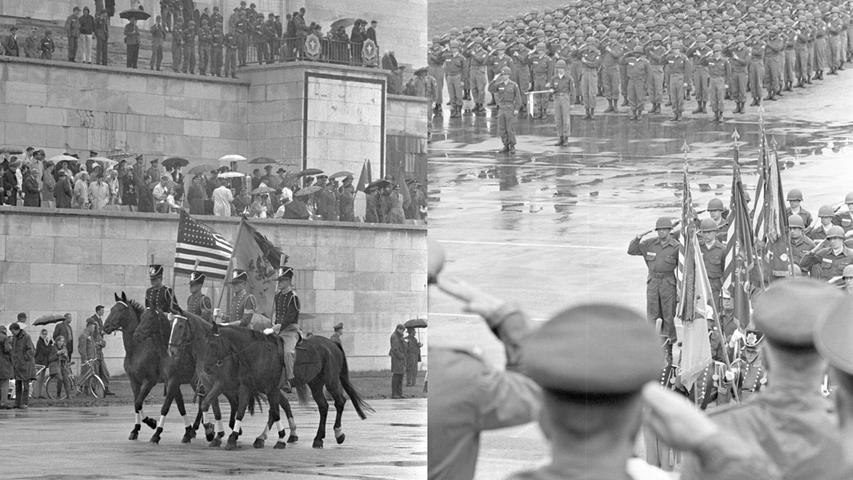 Großer Auflauf vor der Zeppelintribüne. Hier geht es zum Artikel vom 23. Mai 1965: Militärparade als Geburtstagsständchen.