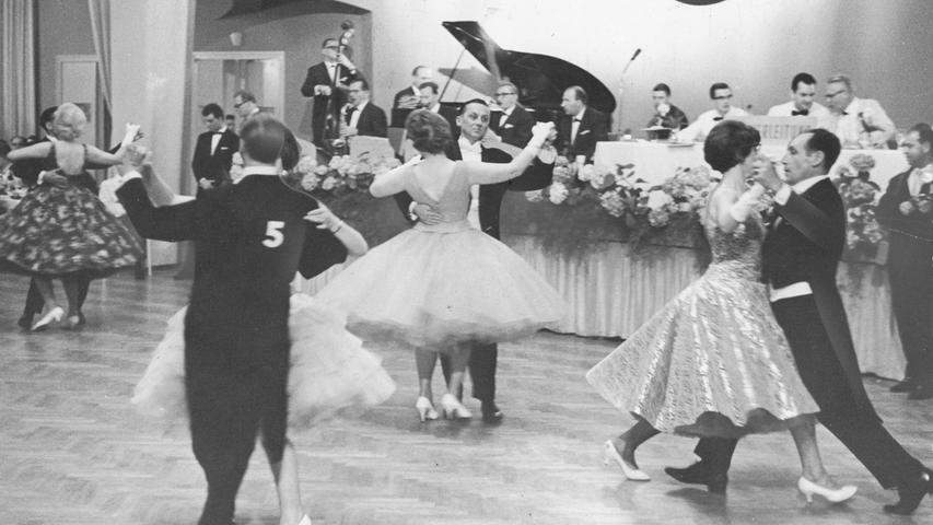 Sicheren Schrittes tanzen die Senioren-C-Paare im Lessingssaal. Unser Bild zeigt sie beim Tango. Hier geht es zum Artikel vom 24. Mai 1965: Figuren nach Noten.