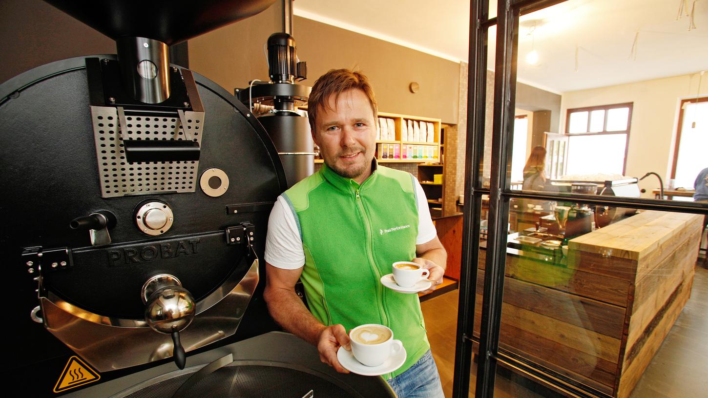 Seit zehn Jahren verwöhnt Jörg Scheuffler die Nürnberger mit ein bisschen Dolce Vita an der Maxbrücke. Jetzt eröffnete er seine Kaffeerösterei "Bergbrand" in der Weißgerbergasse.