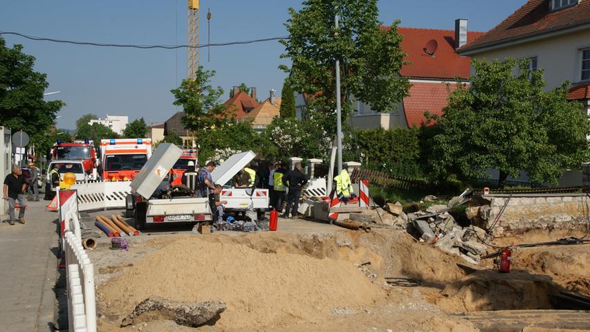 Mauer stürzt auf drei Neumarkter Bauarbeiter