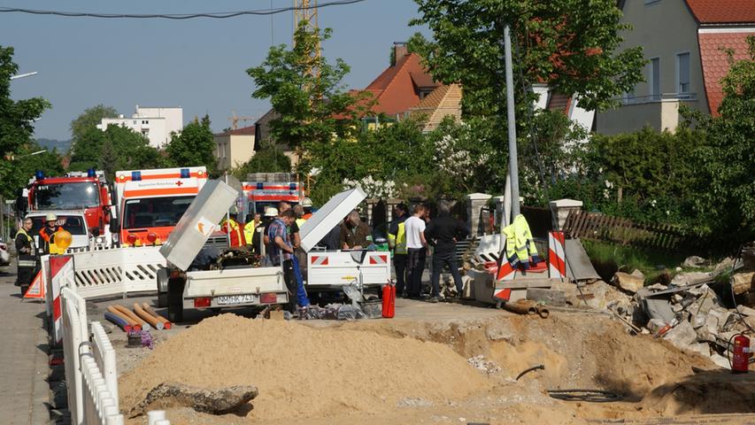 Mauer stürzt auf drei Neumarkter Bauarbeiter
