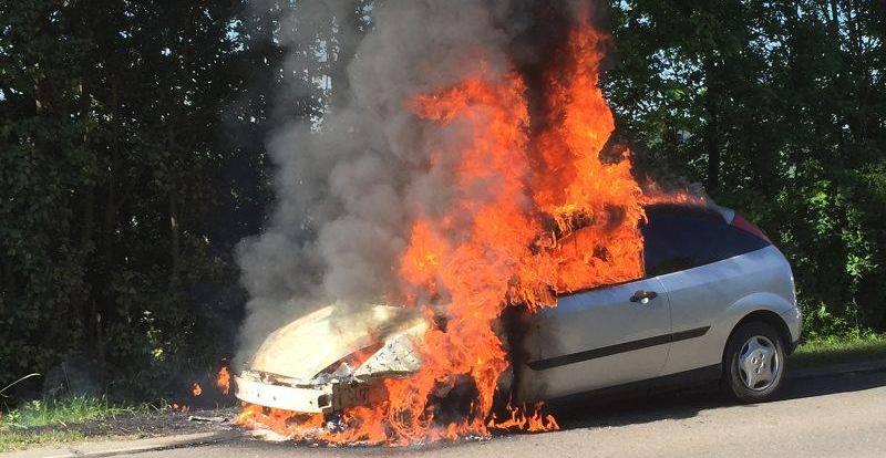 In Flammen: Auto brennt in Langenzenn völlig aus