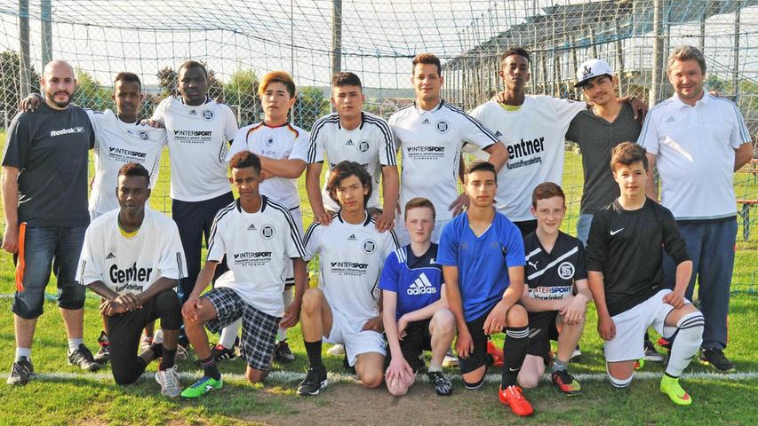 Zehn unbegleitete minderjährige Flüchtlinge aus Somalia, Afghanistan, Eritrea, Kongo, Irak und Tunesien trainieren seit Mai 2015 bei der U17-Fußballmannschaft des SC 04 Schwabach mit.