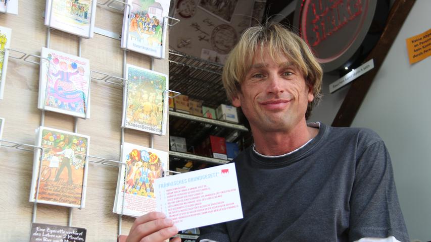 Helmut Baier ist auf dem Berg sehr gefragt. Er verkauft nicht nur Postkarten mit dem fränkischen Grundgesetz, sondern auch allerlei Rauchwaren.
