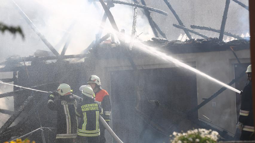 Großbrand zerstört fünf Gebäude bei Weidhausen vollständig