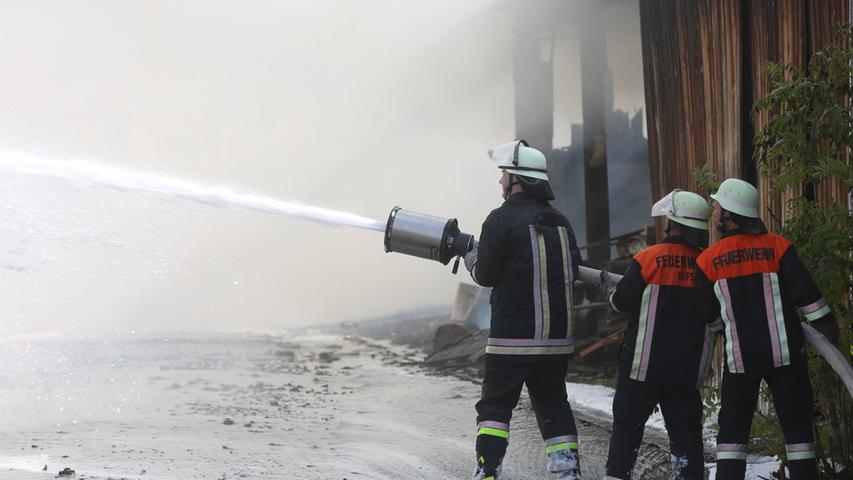 Großbrand zerstört fünf Gebäude bei Weidhausen vollständig