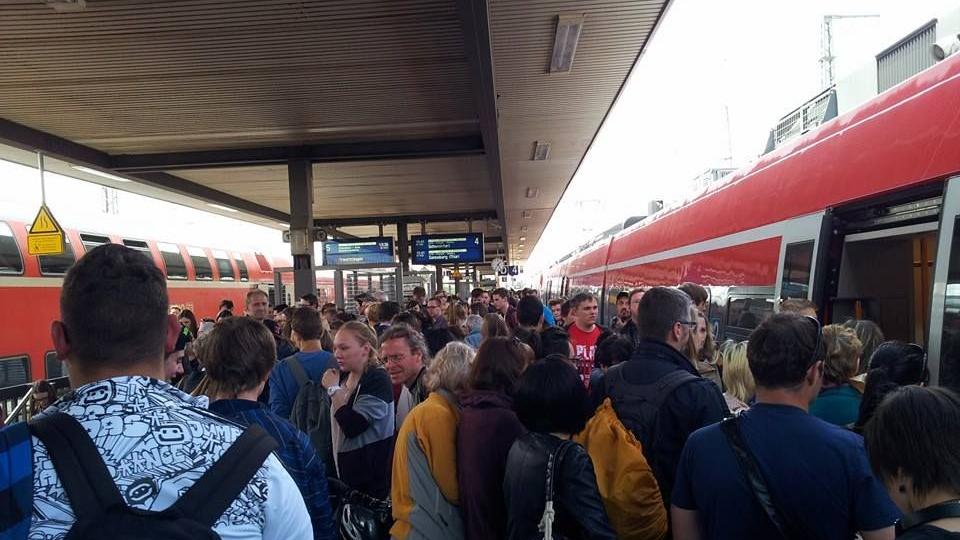 Durch den Nürnberger Hauptbahnhof drängten sich am Freitag die Menschenmassen.