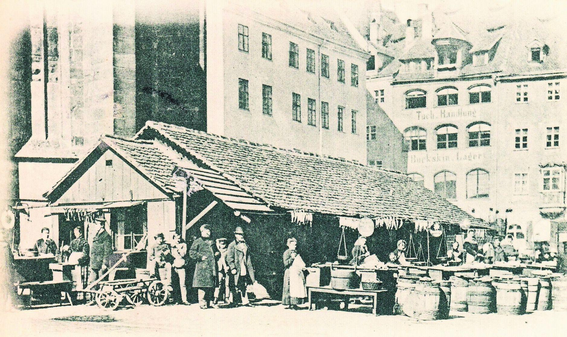 Um 1900 ist diese Postkarte hier entstanden, die uns NZ-Leser Gerhard Zwingel schickte. Einst waren Obstmarkt und Hauptmarkt gefüllt mit den unterschiedlichsten Waren. Die Märkte wurden anstelle des alten Judenviertels errichtet, das im Jahr 1349 einem Pogrom zum Opfer fiel. Heute werden auf dem Obstmarkt keine Heringe mehr verkauft, sondern ...
