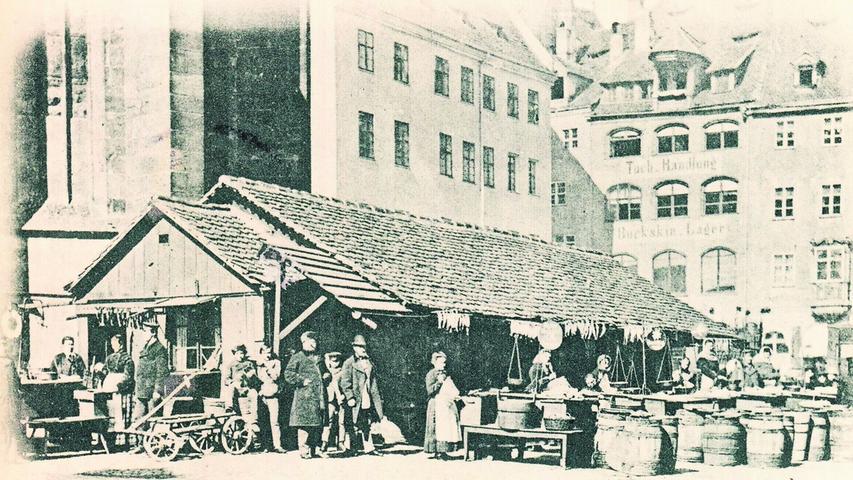 Um 1900 ist diese Postkarte hier entstanden, die uns NZ-Leser Gerhard Zwingel schickte. Einst waren Obstmarkt und Hauptmarkt gefüllt mit den unterschiedlichsten Waren. Die Märkte wurden anstelle des alten Judenviertels errichtet, das im Jahr 1349 einem Pogrom zum Opfer fiel.
 
 Heute werden auf dem Obstmarkt keine Heringe mehr verkauft, sondern ...