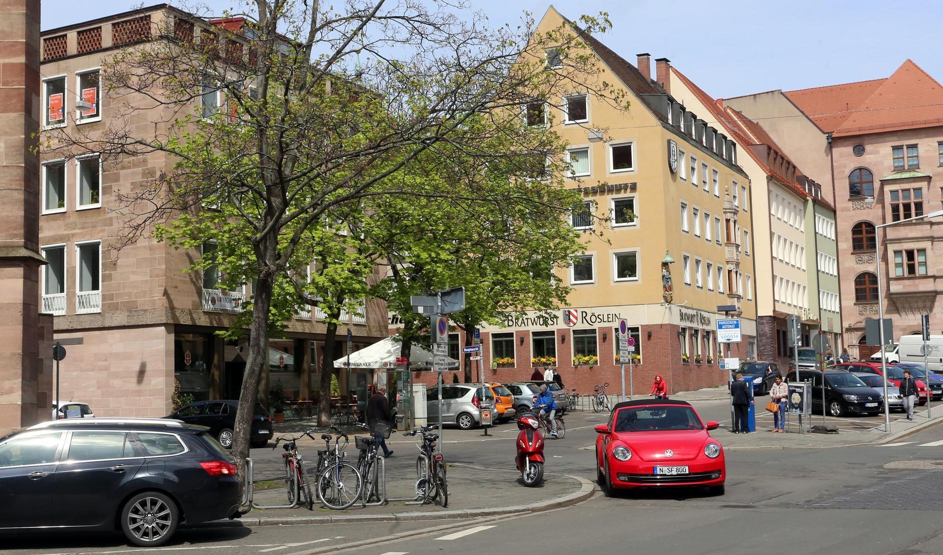... Autos geparkt. Ganz profan. Der Obstmarkt an einem ganz normalen Wochentag: Autos parken, fahren, drängeln, Stoßstange an Stoßstange. 