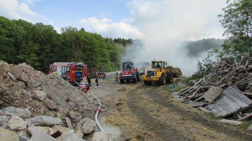 Strohballen schwelten in Dachstadt