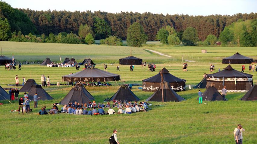 Das Zeltlager in Adelsdorf hat eine Größe von knapp 20 Fußballfeldern.
