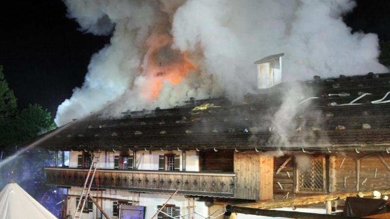 Einsatzkräfte der Feuerwehr kämpfen in bayerischen Schneizlreuth gegen die Flammen in einem Eventhotel. Einsatzkräfte der Feuerwehr kämpfen in bayerischen Schneizlreuth gegen die Flammen in einem Eventhotel.