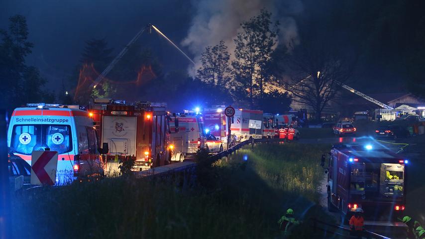 Katastrophe am Alpenrand: Sechs Leichen nach Brand gefunden