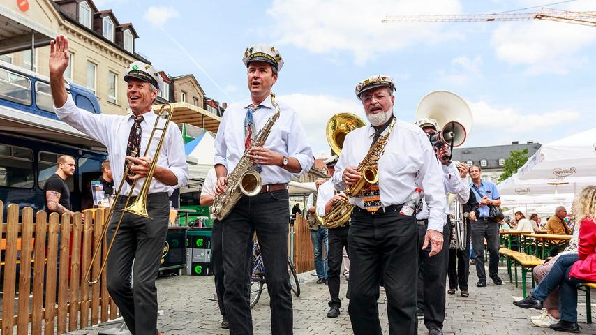 Mit der „Karin Sand New Orleans Brass Band“ und einer großen Portion Oldtime-Jazz hat der Festivalsamstag auf der Fürther Freiheit begonnen.