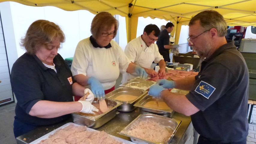 Die ASB-Küche, unter anderem bei der Hochwasserkatastrophe in Deggendorf bewährt, bereitete die Stärkung der Rettungskräfte vor, die sich diese und auch viel Anerkennung verdient hatten.