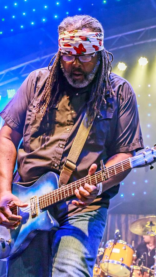 Alvin Youngblood Hart gehört zu den profiliertesten Gitarristen seiner Generation; Ein Saitenzauberer, der knochenhart bluesrockig ebenso „kann“, wie er sanfte Rootsblues-Balladen beherrscht.