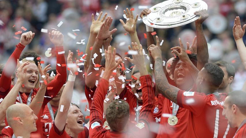 Nach Abpfiff wurde die Meisterschale im Stadion an die Spieler des FC Bayern München übergeben...