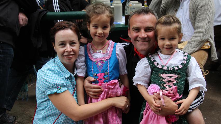 Die Töchter Emilia und Svenja haben sich sehr auf ihre Dirndl gefreut, berichten die Eltern Harald und Tanja.