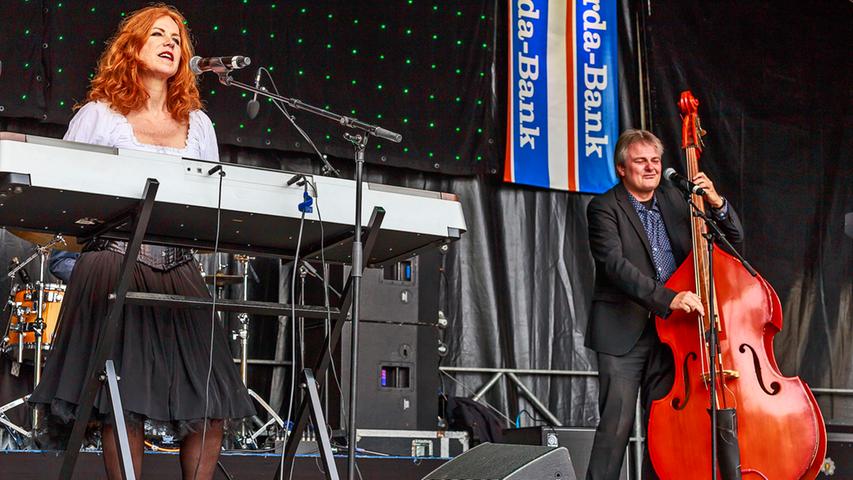Anke Angel wurde erst vor kurzem als Europas Boogie-Pianistin Nummer Eins ausgezeichnet, wie sie den Zuhörern vor der Festivalbühne freudestrahlend verkündet.