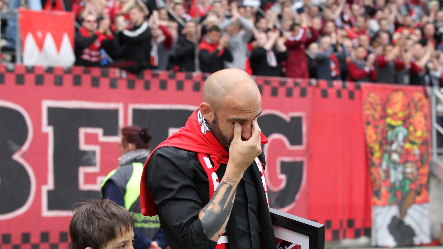 Tränen und eine Choreo: Ein sichtlich berührter Javier Pinola schlich am Sonntagnachmittag durch das Grundig-Stadion.