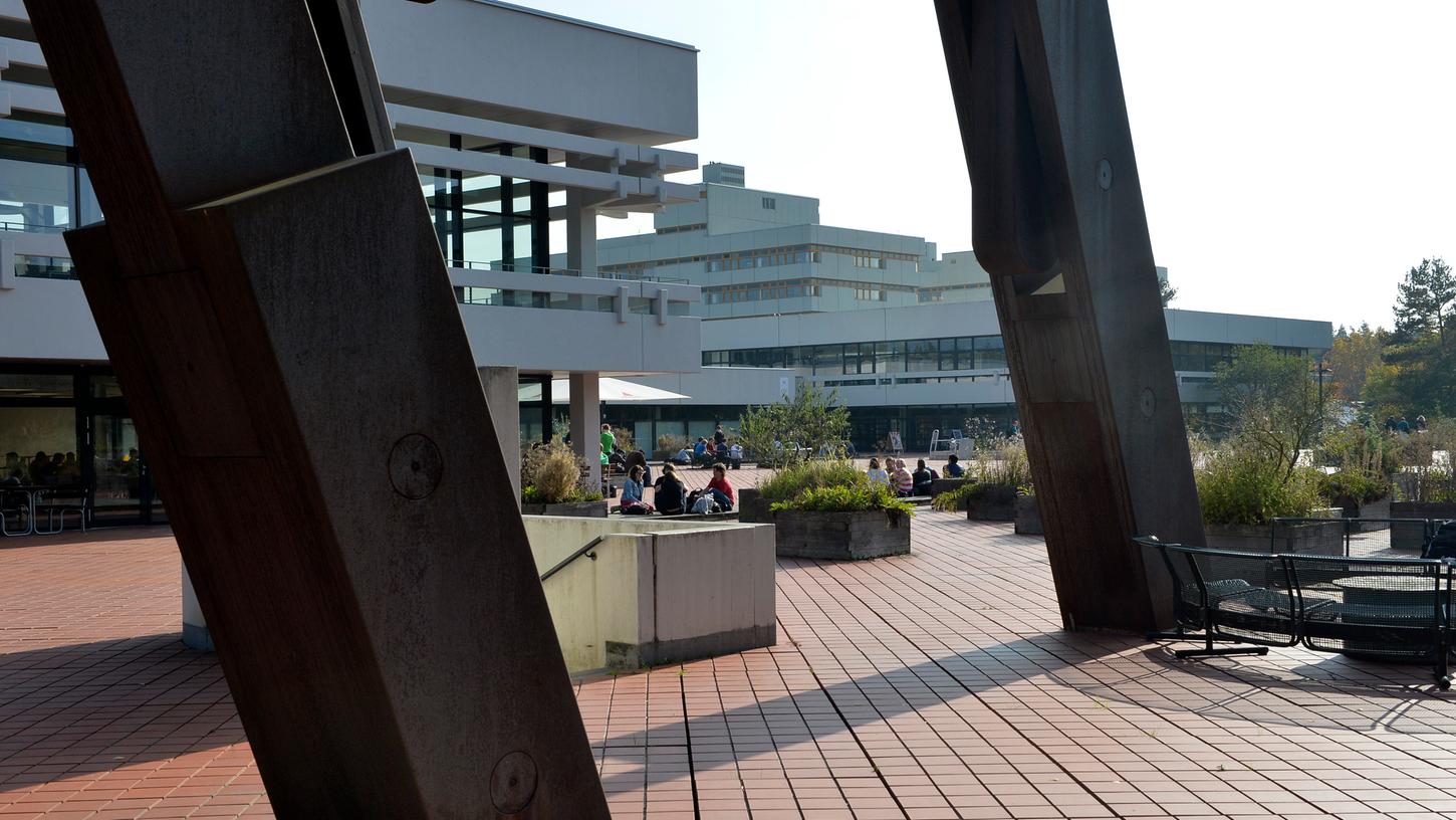 Für die Ausbaupläne der TechFak in Nürnberg gibt es weiteren Gegenwind - dieses Mal aus Erlangen. Das Pendeln sei für die Studenten etwa nicht zumutbar. Für die Ausbaupläne der TechFak in Nürnberg gibt es weiteren Gegenwind - dieses Mal aus Erlangen. Das Pendeln sei für die Studenten etwa nicht zumutbar.