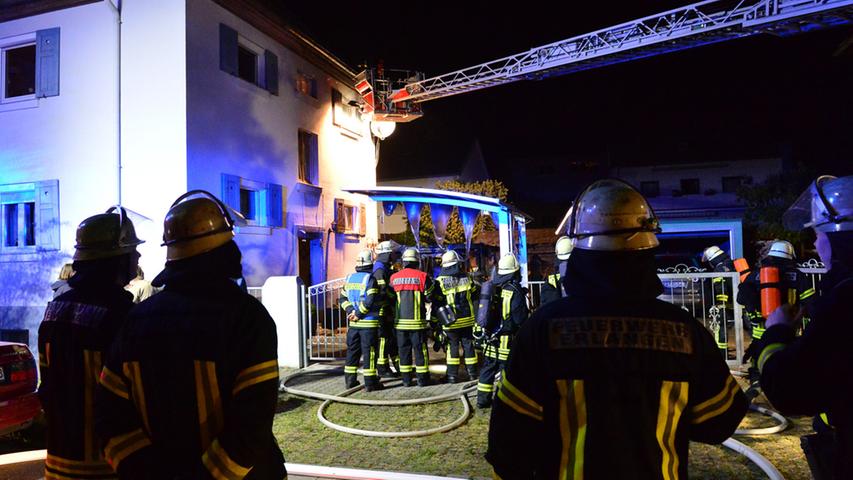 Wohnwagen samt Carport in Erlangen ausgebrannt