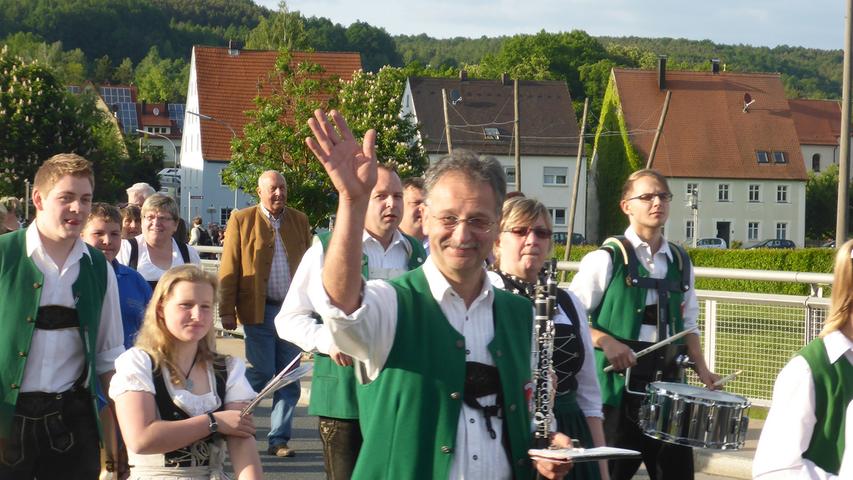 Mit Pauken und Trompeten zum Spalter Volksfest