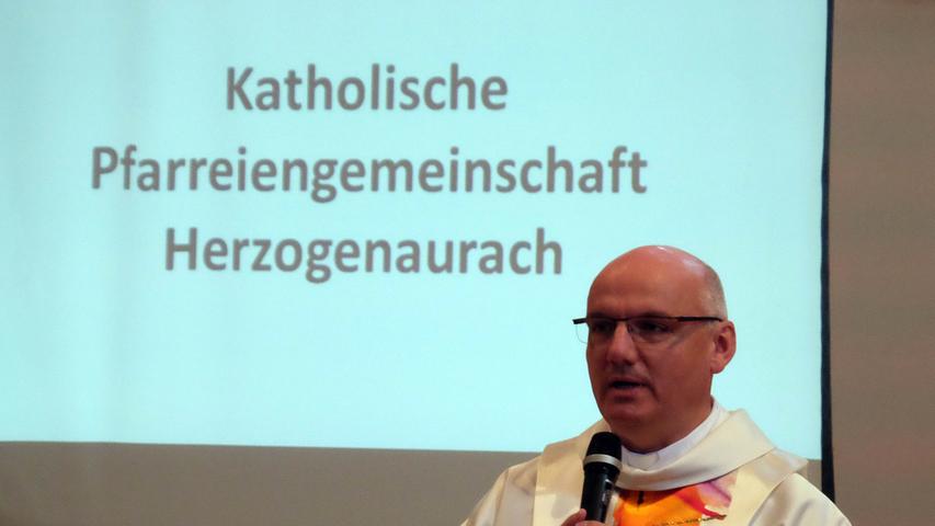 Pfarrer Helmut Hetzel erläuterte den Weg vom Pfarreienverbund zur Pfarreiengemeinschaft ...