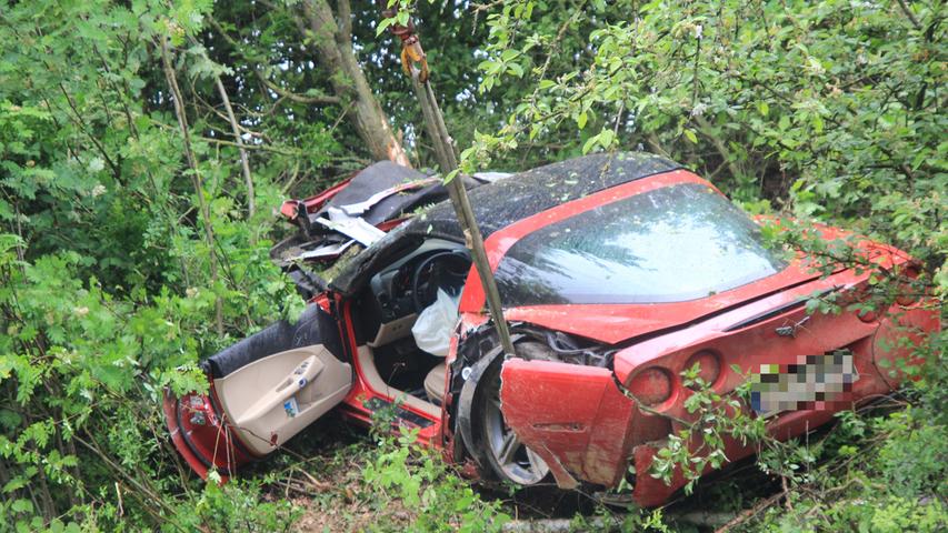 Totalschaden auf A73: Corvette schießt von der Fahrbahn