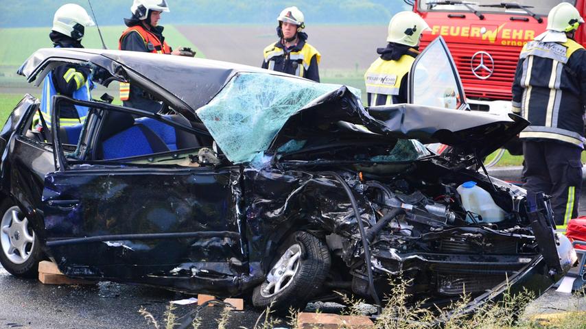 In den Gegenverkehr geraten: 22-Jähriger lebensgefährlich verletzt