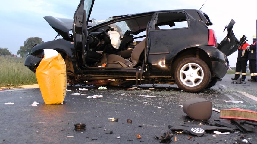 In den Gegenverkehr geraten: 22-Jähriger lebensgefährlich verletzt
