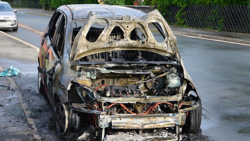 Auto fing in Kalchreuth Feuer - Fahrer konnte sich retten