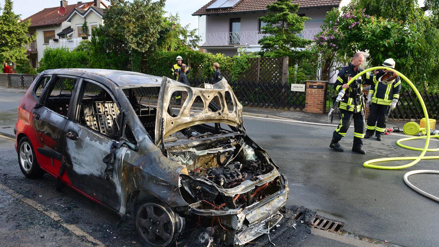 In der Käswasserstraße in Kalchreuth ist dieser Honda komplett ausgebrannt. Der Fahrer konnte sich aus dem brennenden Fahrzeug retten.