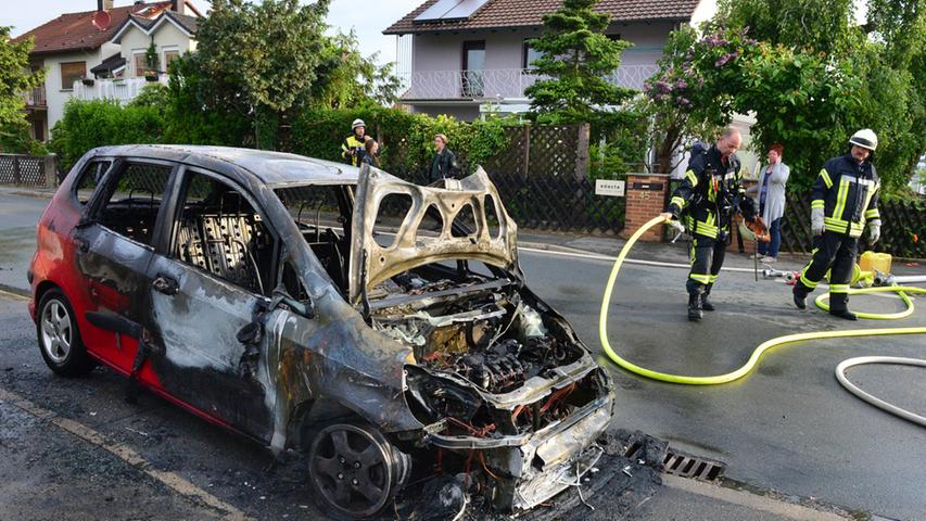 Auto fing in Kalchreuth Feuer - Fahrer konnte sich retten