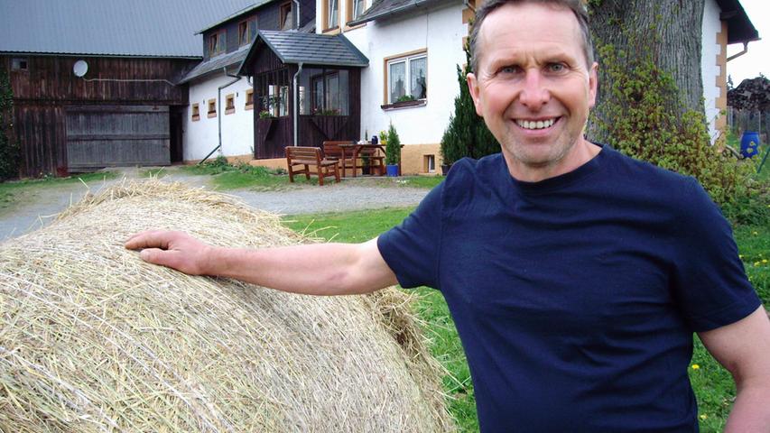 Der 54-jährige Gottfried aus Oberfranken ist ein echtes Energiebündel. Seit 33 Jahren bewirtschaftet er einen Milchviehbetrieb mit 68 Rindern. Während der Arbeit im Stall läuft bei dem Landwirt immer Musik. Sein Motto: "Umso schöner die Musik, umso besser läuft die Milch."